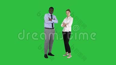 国际<strong>商务人士站在</strong>一个绿色屏幕上，Chroma键折叠的手臂。